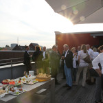 Sonnenuntergang und Snacks auf der Dachterasse