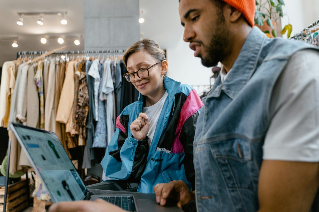 zwei e commerce manager bei der arbeit